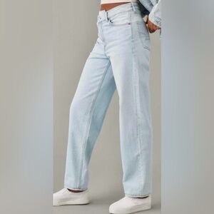 American Eagle Outfitters Light Wash Denim Mom Jean